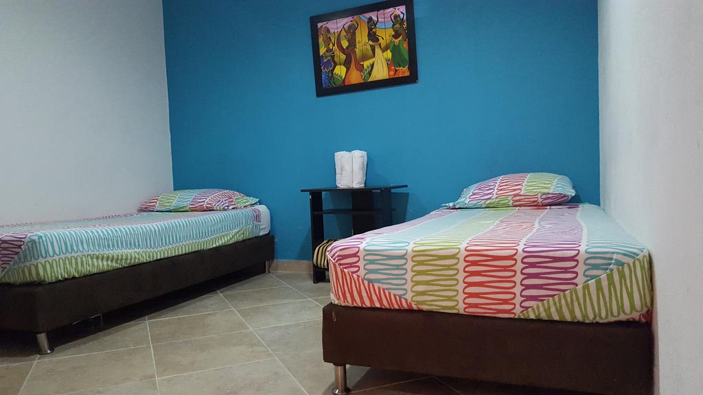 Hostal El Hangar Ріонегро Екстер'єр фото