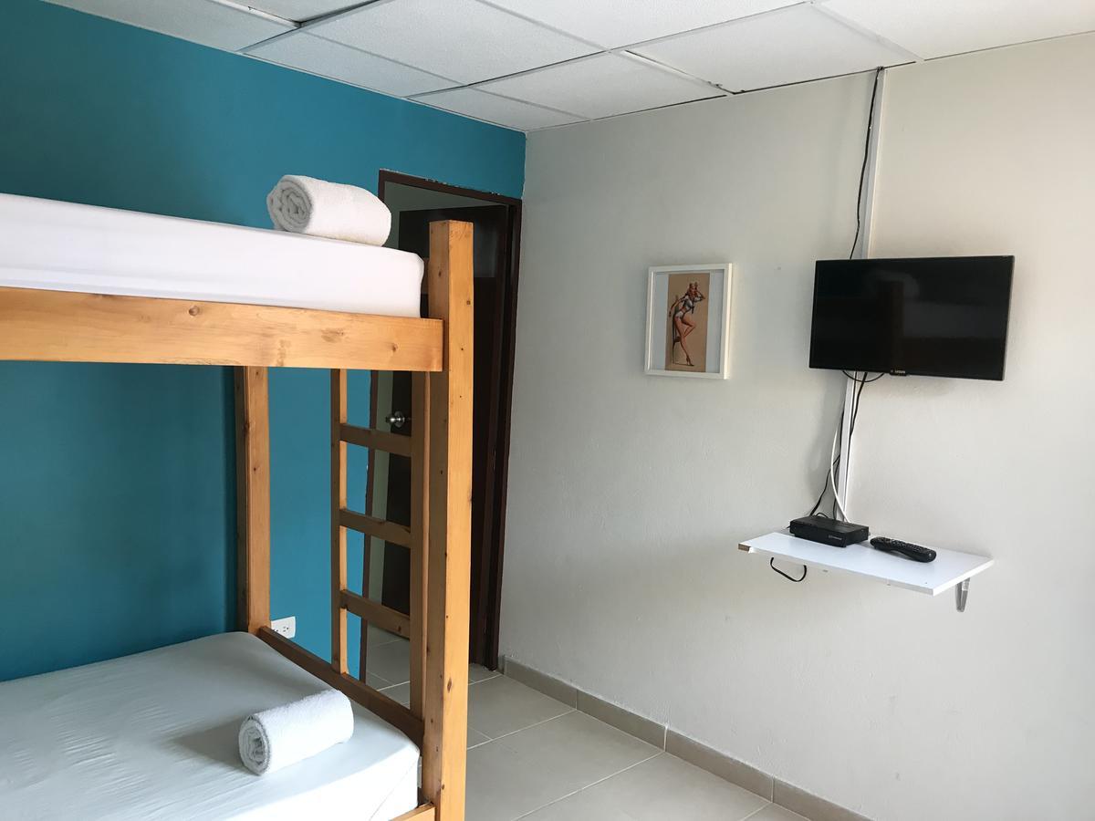 Hostal El Hangar Ріонегро Екстер'єр фото