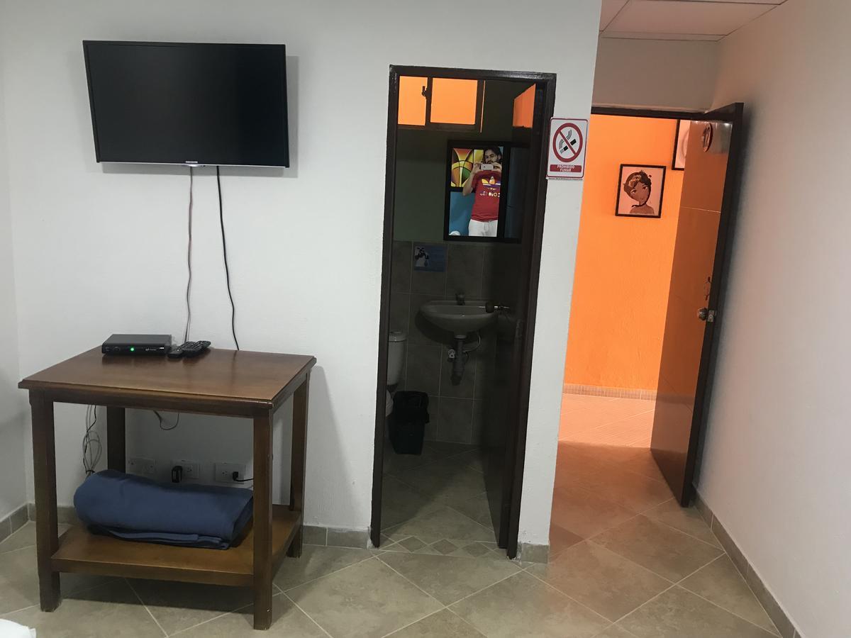 Hostal El Hangar Ріонегро Екстер'єр фото