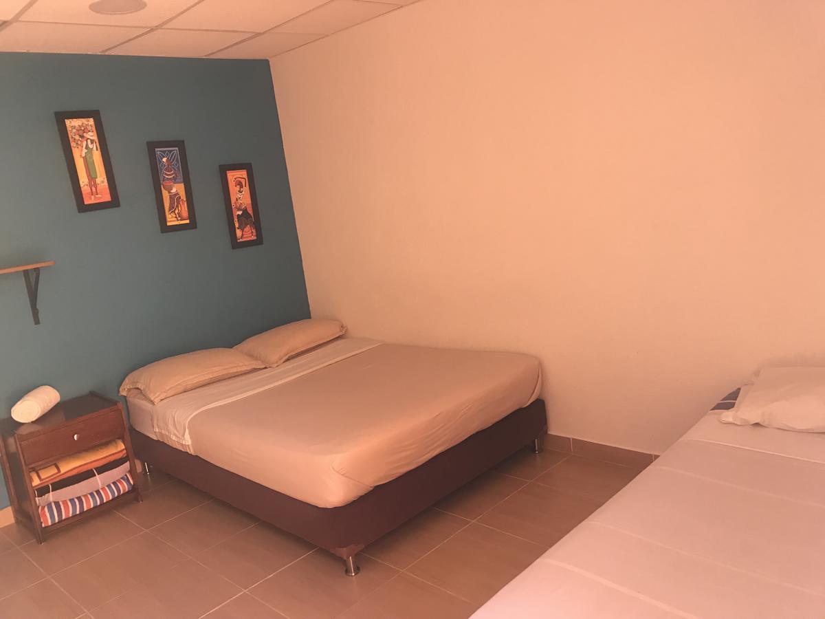 Hostal El Hangar Ріонегро Екстер'єр фото
