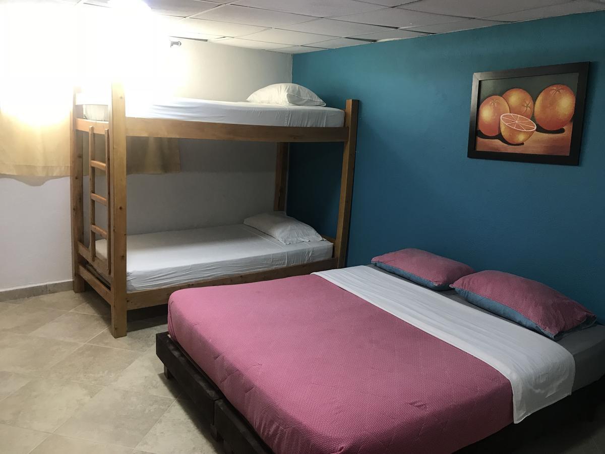Hostal El Hangar Ріонегро Екстер'єр фото