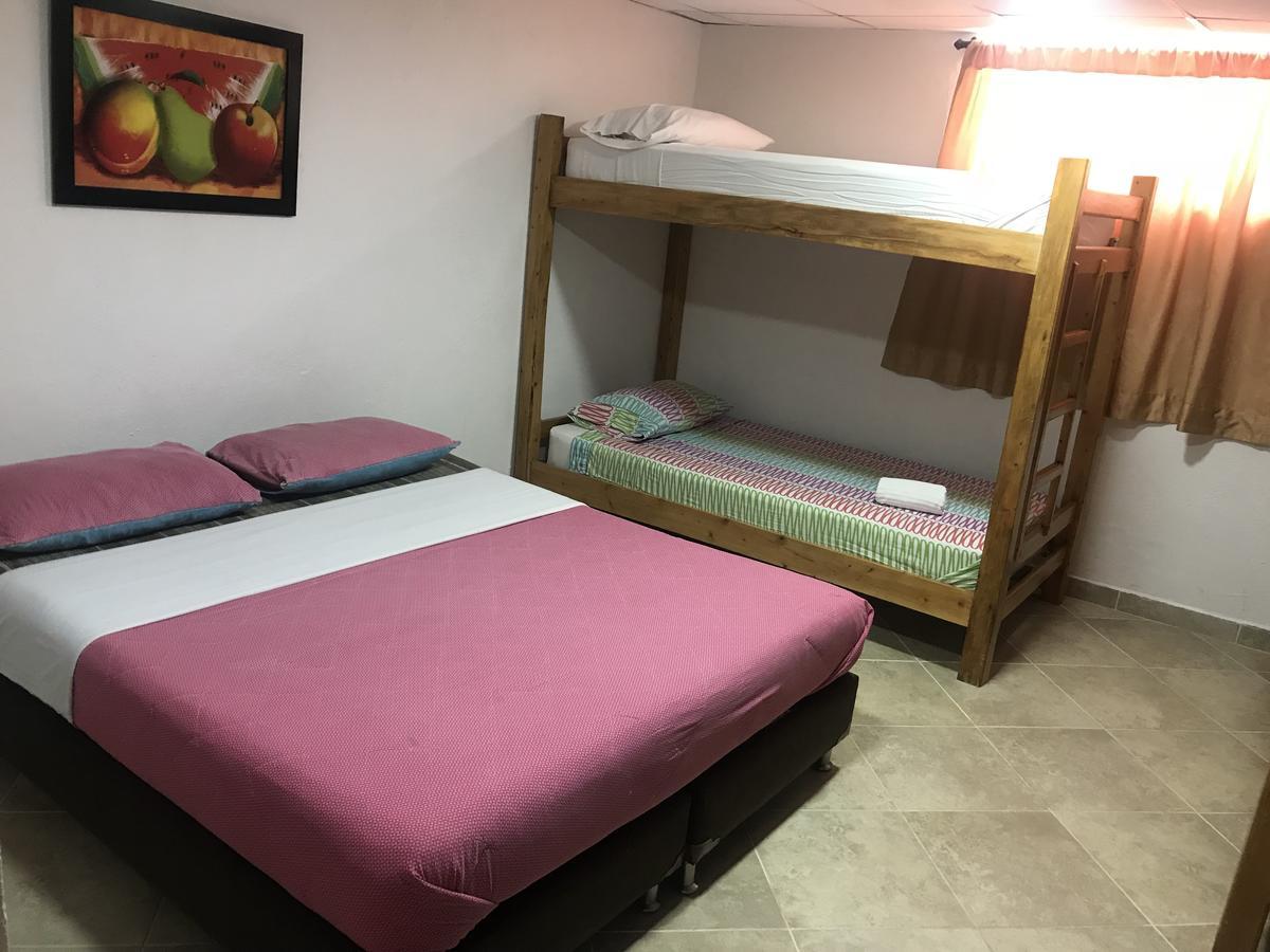 Hostal El Hangar Ріонегро Екстер'єр фото