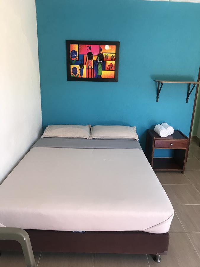 Hostal El Hangar Ріонегро Екстер'єр фото
