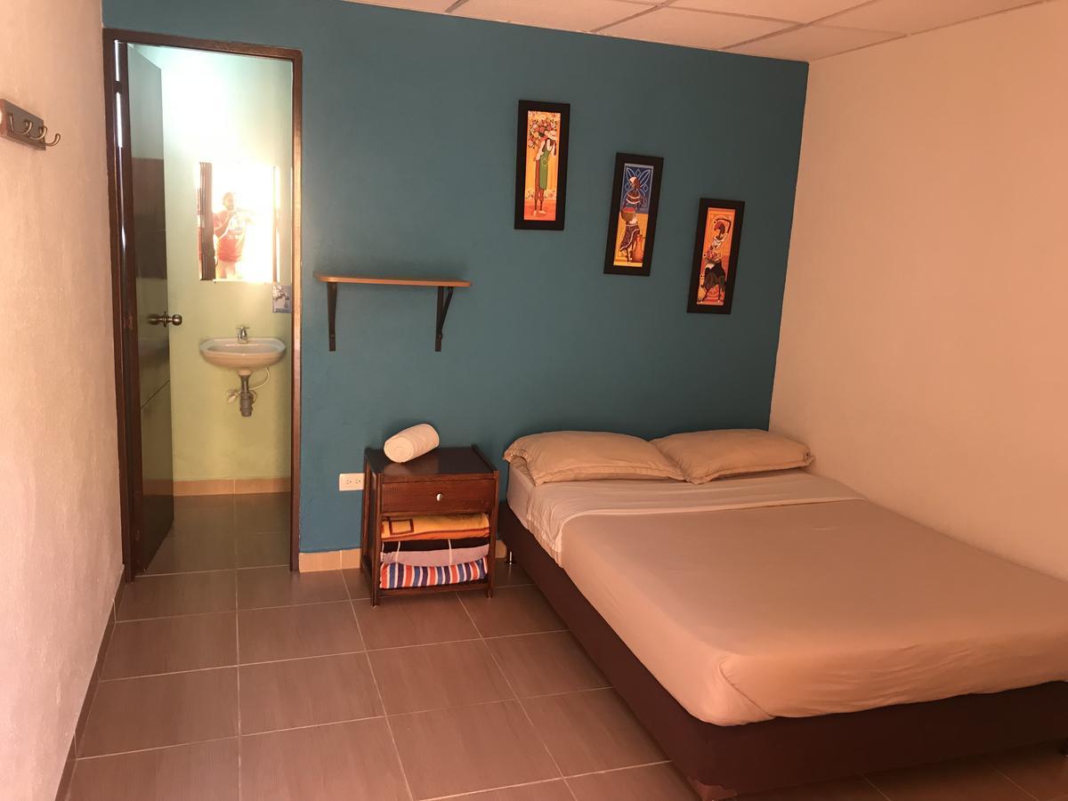 Hostal El Hangar Ріонегро Екстер'єр фото